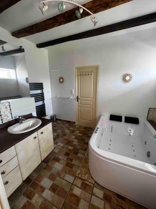 Longere Berrichonne, Calme Absolu, 13 Personnes Villa Saint-Pierre-les-Etieux Exterior photo